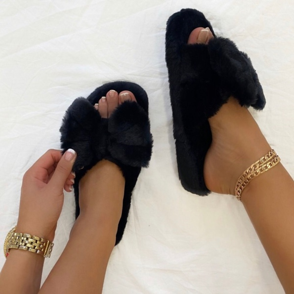 New bow furry slip on